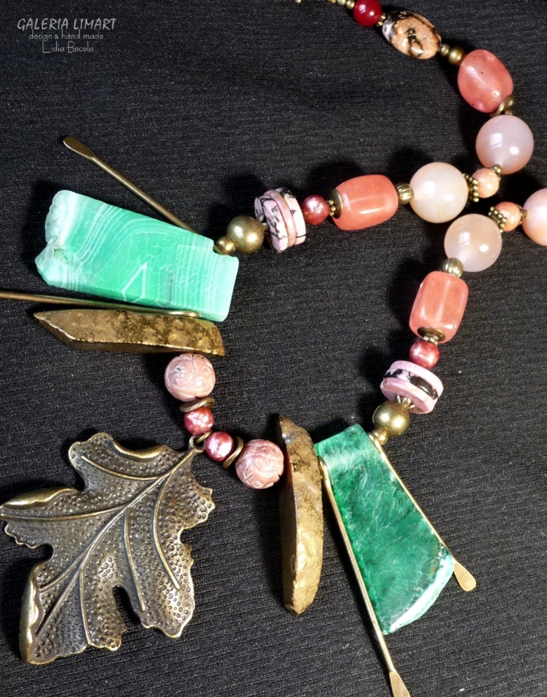 naszyjnik z zielonego i surowego pokrytego złotym tytanem agatu, jadeitu, rodochrozytu, pereł i eleganckich ozdób z mosiądzu